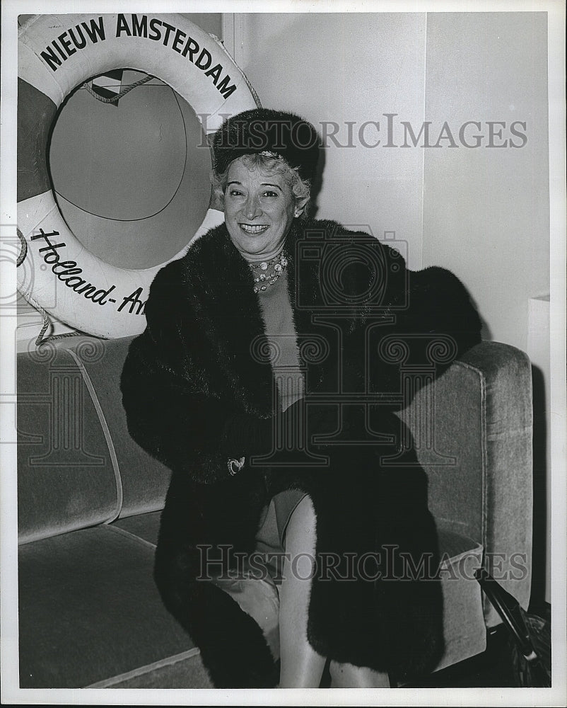 1969 Press Photo Mrs. Florence Saphirstein prior to Cruise to Caribbean - Historic Images