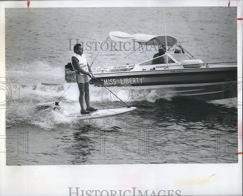 1984 Press Photo Jimmy Carlin Demonstrates Surfboard Talents - Historic Images