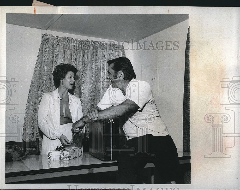 1972 Press Photo Actress Lynn Carlin, Film Production Manager Bud Cardos - Historic Images