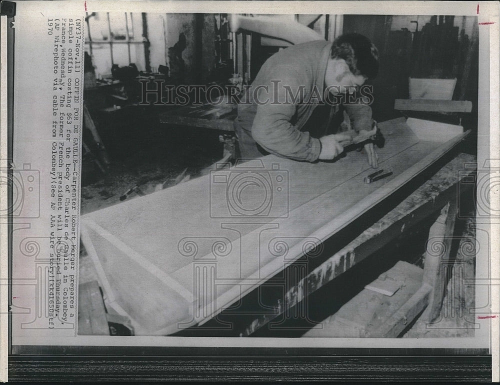 1970 Press Photo Carpenter Robert Merger Prepares coffin - Historic Images