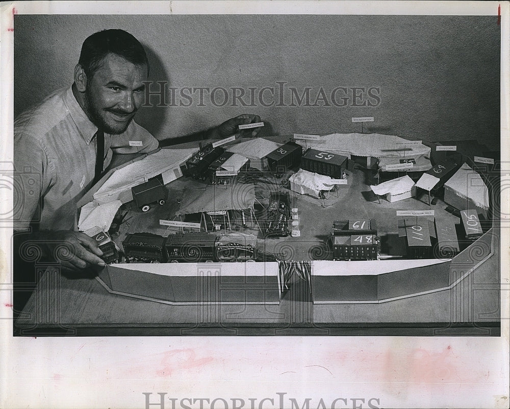Press Photo `Mr Miller & a model for a circus display - Historic Images