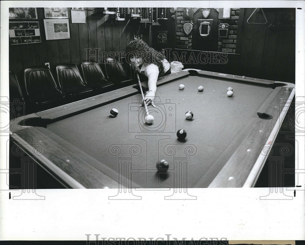 1988 Press Photo Marci Miller at a billiards practice session - Historic Images