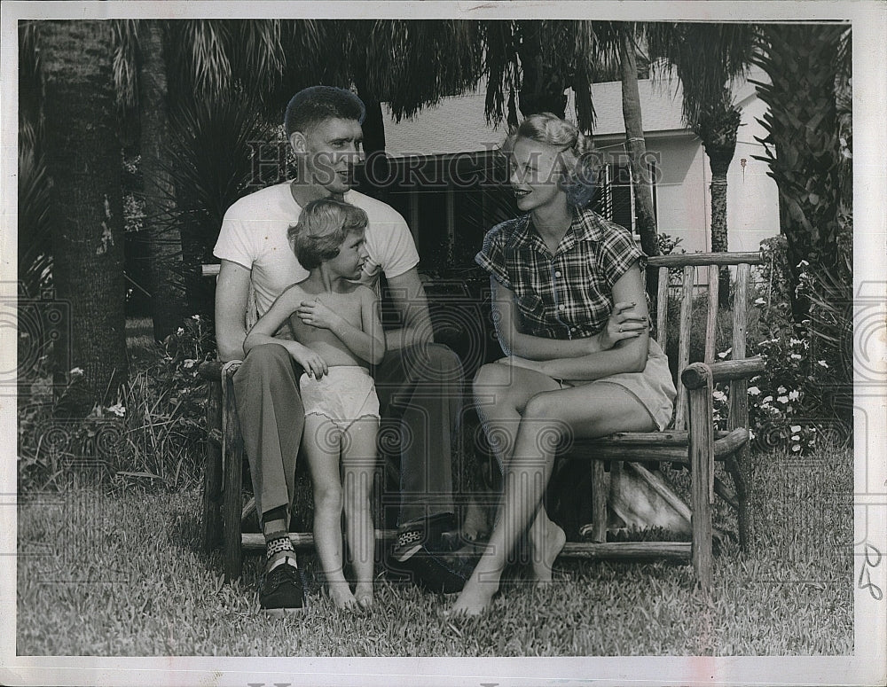 1961 Press Photo Captain James M. Robertson and family - Historic Images