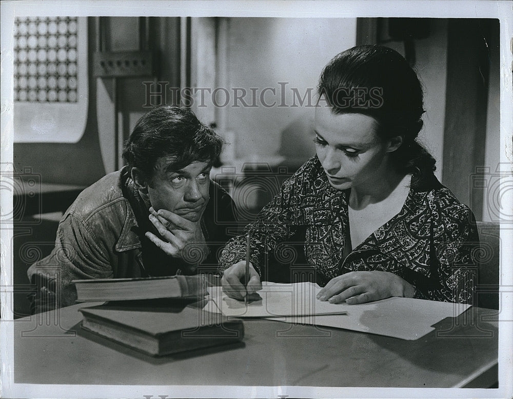 1975 Press Photo Cliff Robertson and Claire Bloom in "Charly" - Historic Images