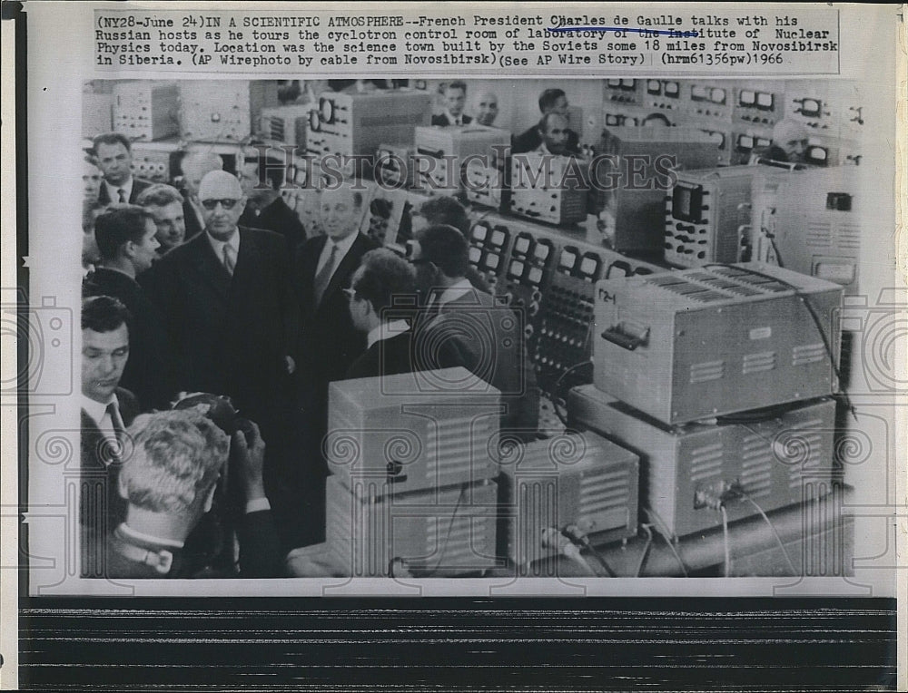 1966 Press Photo French Pres Charles de Gaulle tours Russian cyclotron lab - Historic Images