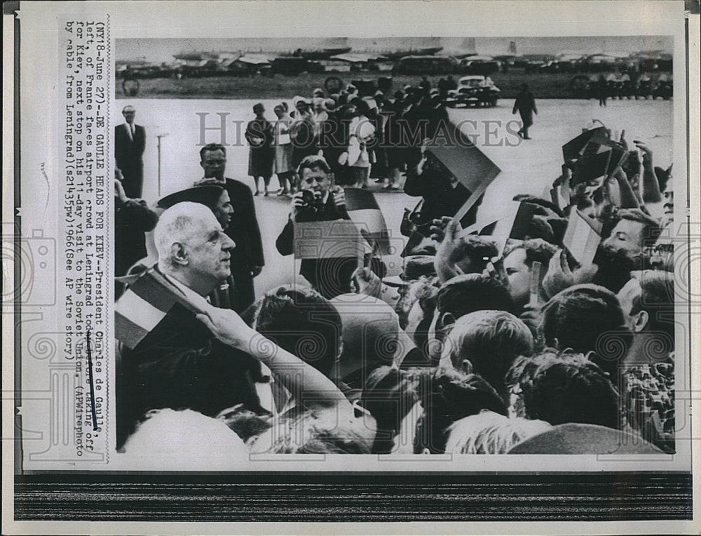 1966 Press Photo French Pres Charles de Gaulle arrives in Leningrad - Historic Images