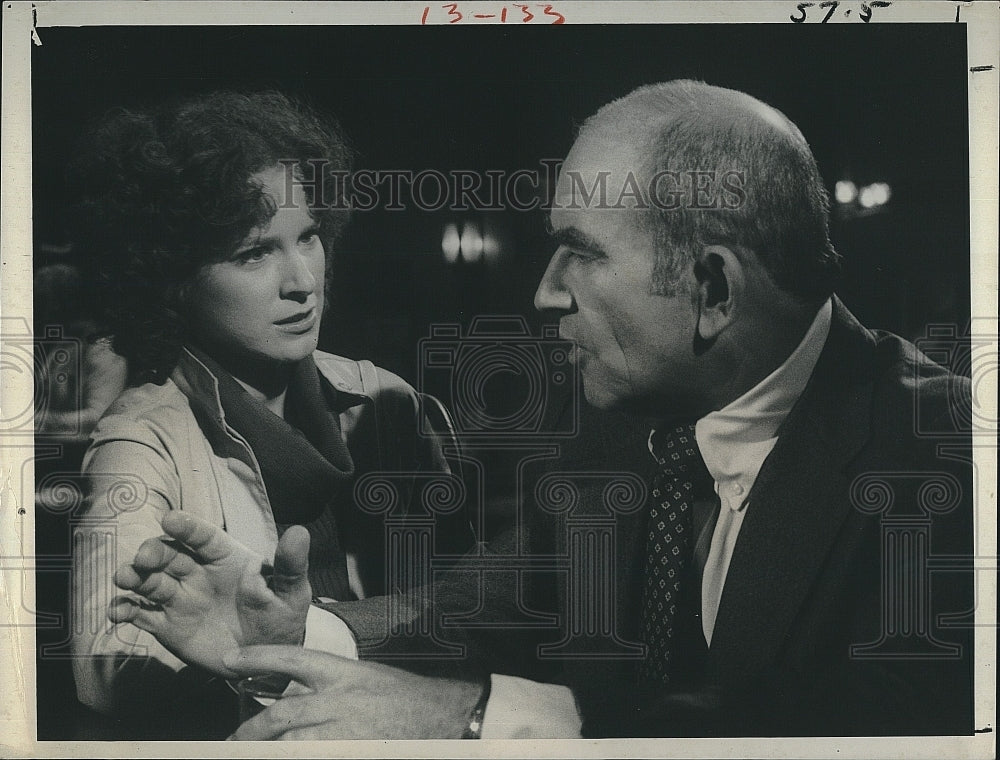 1977 Press Photo Actor Ed Asner &amp; Linda Kelsey in &quot;Lou Grant&quot; - Historic Images