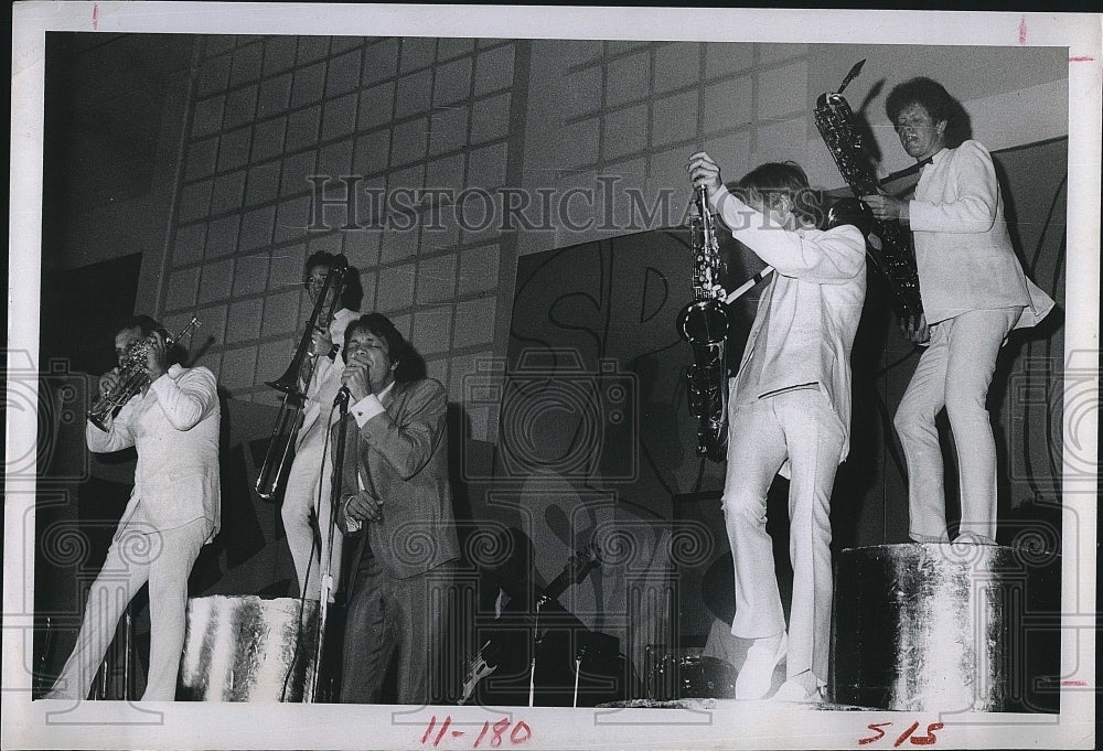 1968 Press Photo Spring Spectacular Performance Mitch Ryder Spirit People - Historic Images