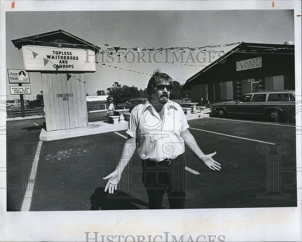 1978 Press Photo Jugs And Suds Store Manager Ted Rydell Interview Candid - Historic Images