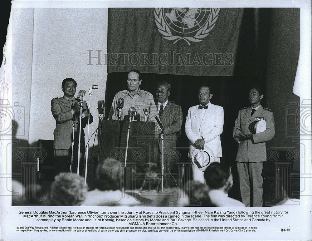 1982 Press Photo Laurence Olivier and Nam Kwang Yang in &quot;Inchon&quot; - Historic Images