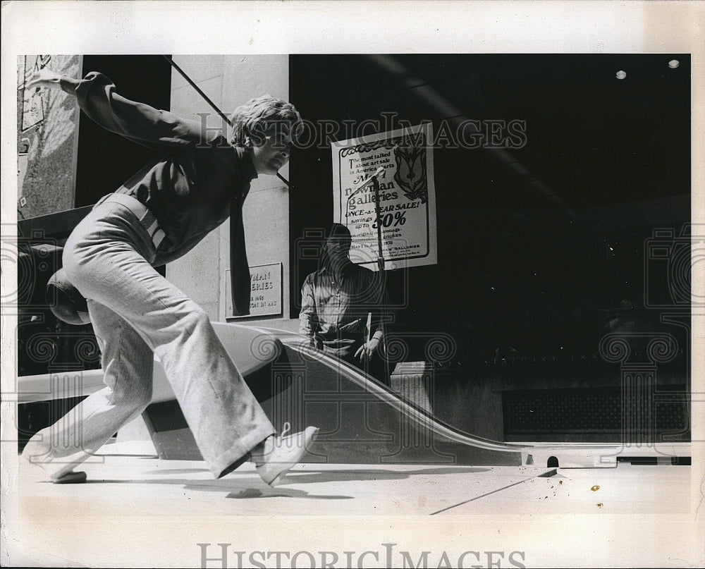 1970 Press Photo Actress Jane Powell Bowls In Philadelphia Street - Historic Images