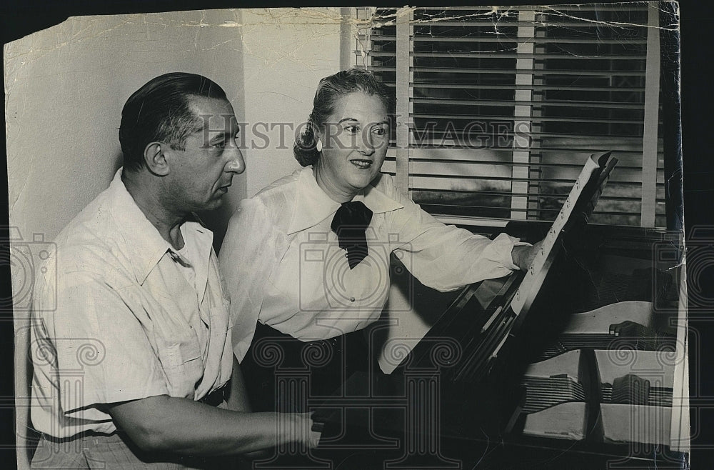 1948 Press Photo Couple Play Piano Together - Historic Images