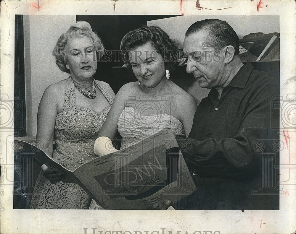 1961 Press Photo Conductor L. Poulopoulos and wife with singer Grayce Waterson - Historic Images