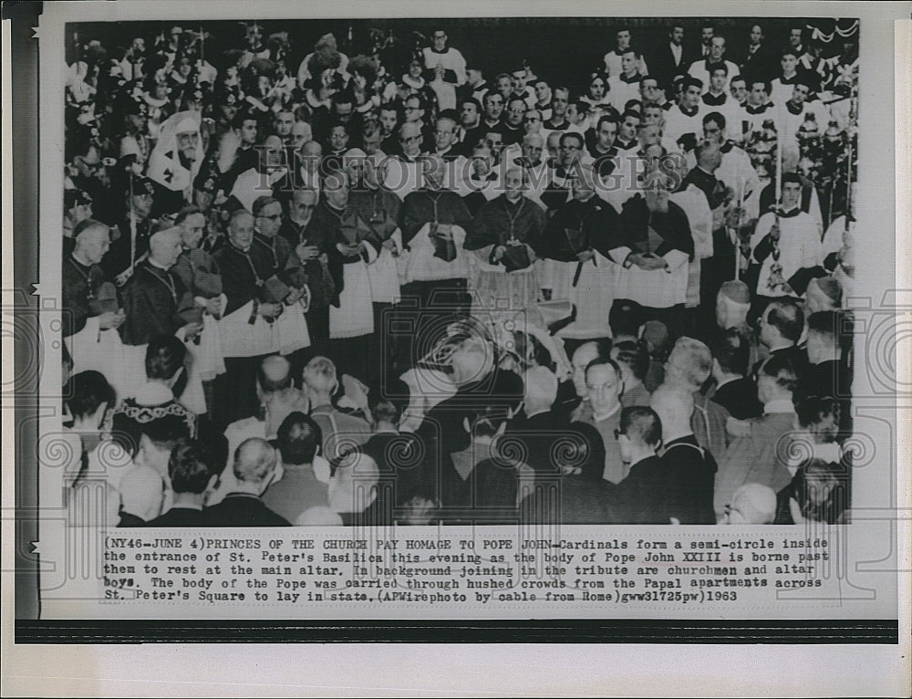 1963 Press Photo Church Princes Paying Homage To Pope John XXIII Laid To Rest - Historic Images