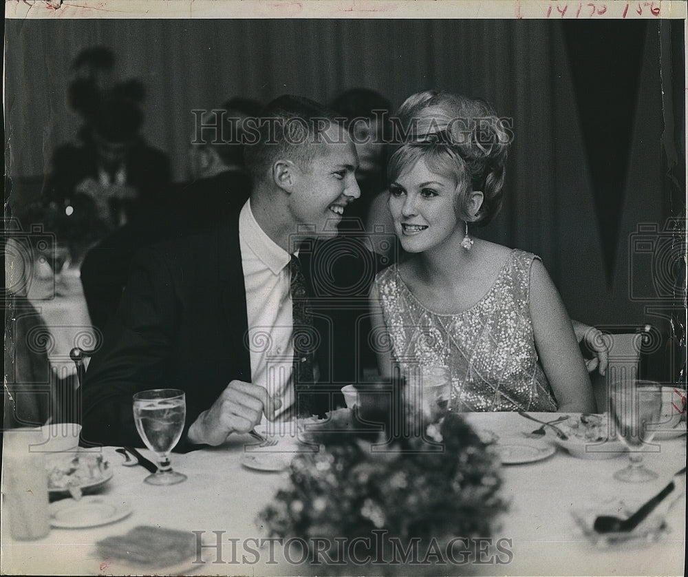 1968 Press Photo Dr & Mrs JW Jennings - Historic Images
