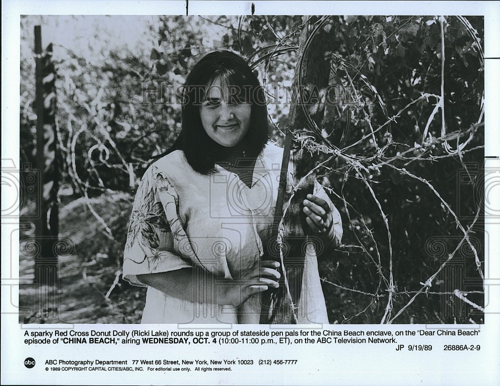 1990 Press Photo Actress, Producer, TV Host Ricki Lake In China Beach - Historic Images