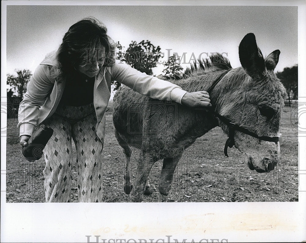 1977 Press Photo Mrs. Bob Lamb, Shoes For Donkeys Designed By Steve Romine - Historic Images