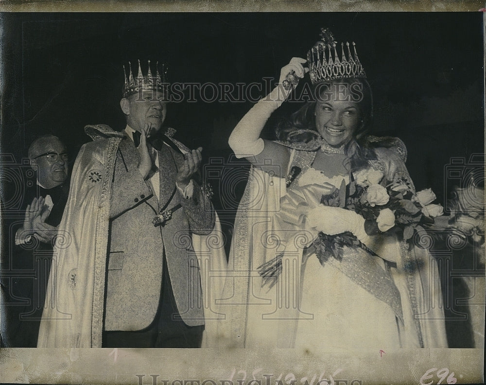 1972 Press Photo Sungoddess Beauty Contest Winner Cynthia Lake Crowning - Historic Images