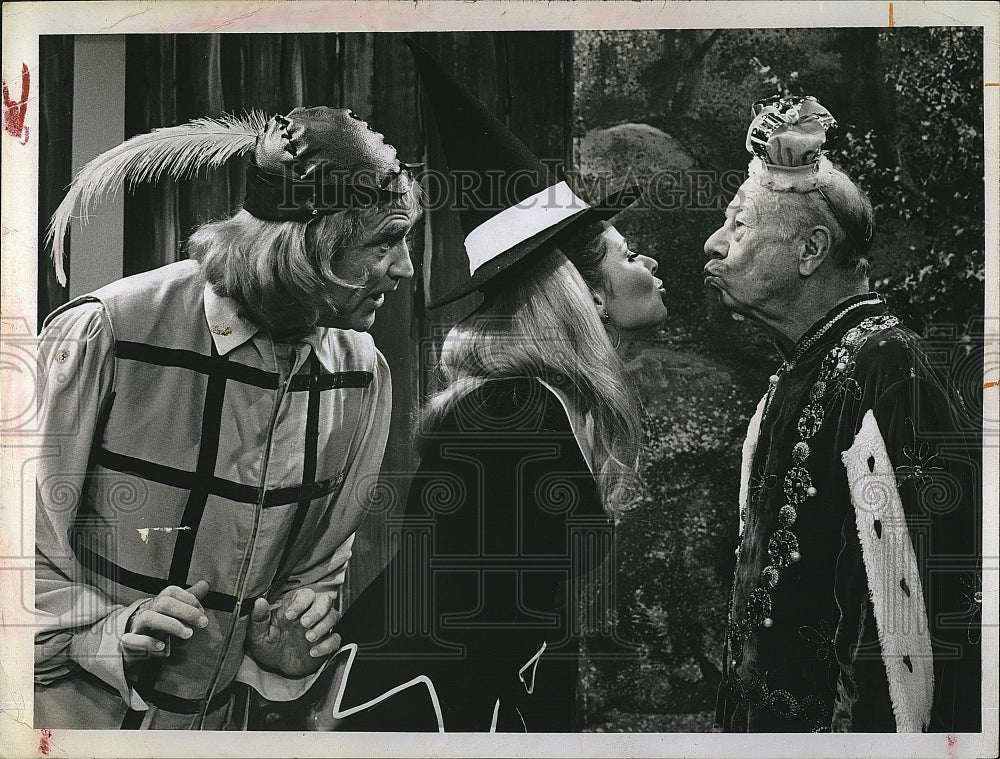 1967 Press Photo Red Skelton Show Scene Bert Lahr Joyce Rees Evil Witc ...