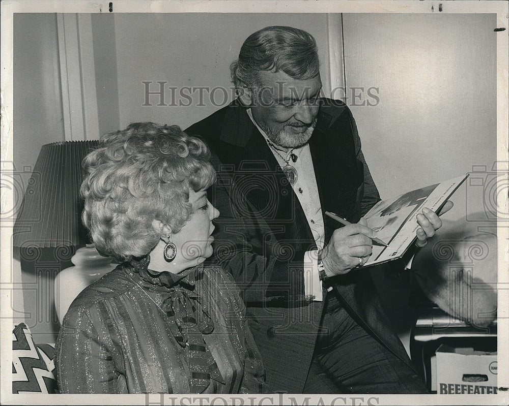 1978 Press Photo Singer Frankie Laine Signing Record For Annamarie Pityo - Historic Images