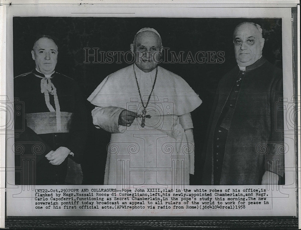 1958 Press Photo Pope John XXIII With Two Of His Assistants - Historic Images