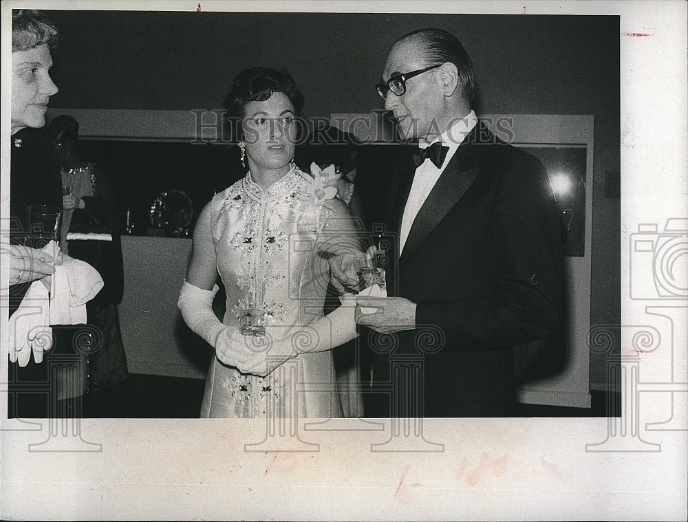 1969 Press Photo Robert Trigere &amp; Mrs Playford Boyle at fashion event - Historic Images