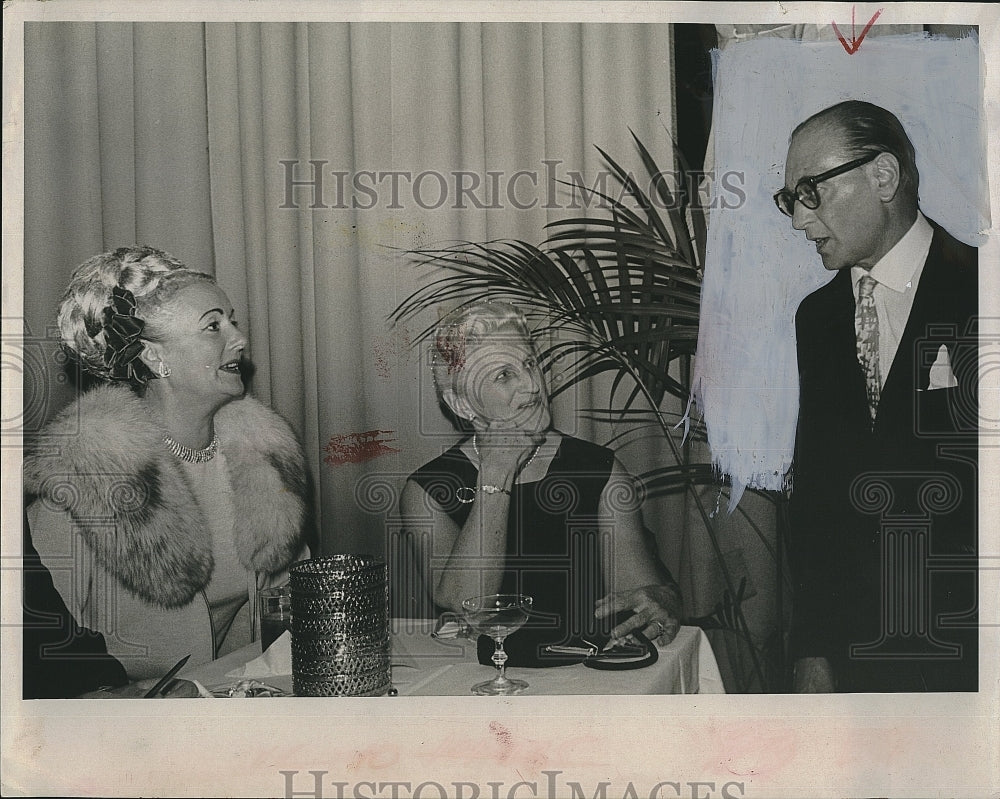 Press Photo  Robert Trigere &amp; two ladies at a fashion event, - Historic Images