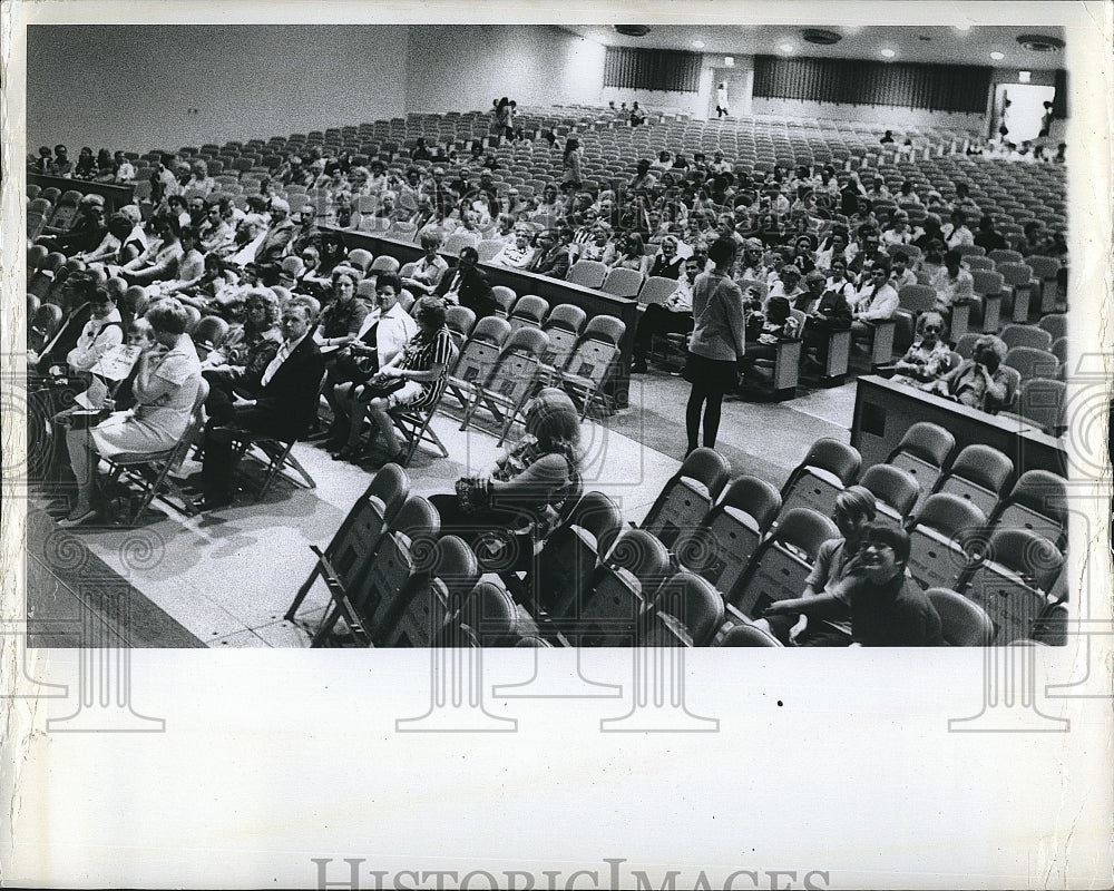 1971 Press Photo People fill the seats at Bayfront Tower in Florida - Historic Images