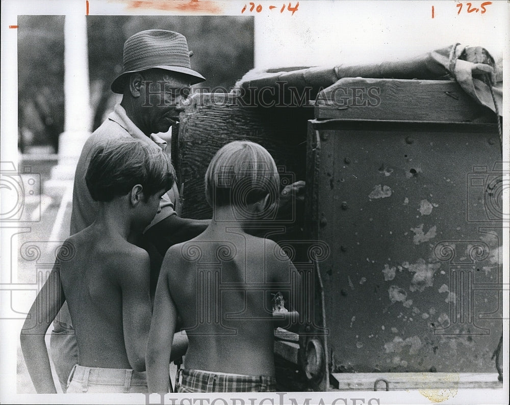 1976 Press Photo Emmit Jones, Iceman, Ice Delivery, Steven, Eric Watts, Florida - Historic Images