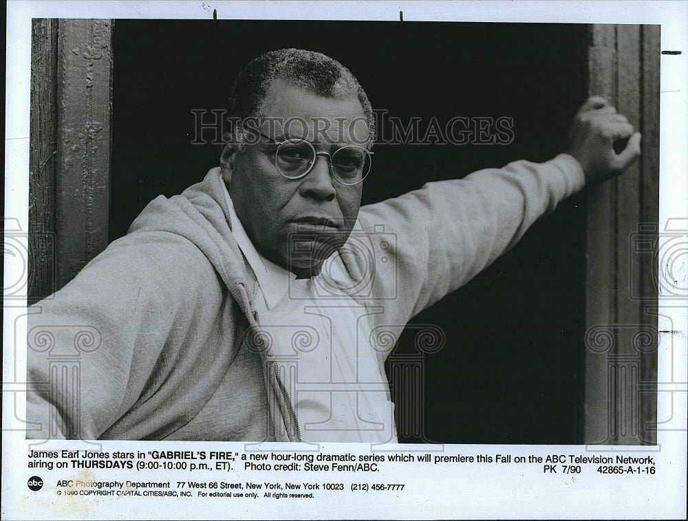 1990 Press Photo Actor James Earl Jones In Gabriel's Fire - Historic Images