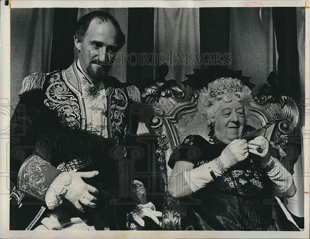 1972 Press Photo &quot;Mouse on the Roof: Margaret Rutherford,Ron Moody - Historic Images