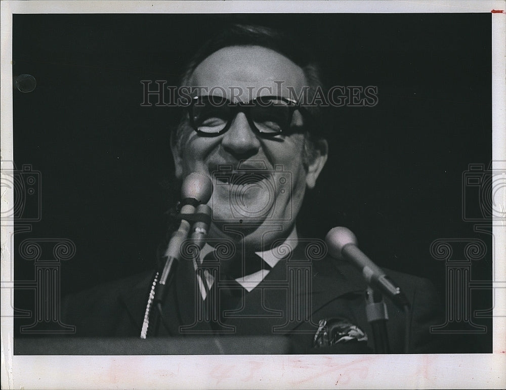 1970 Press Photo Cartoonist Al Capp Makes Speech - Historic Images