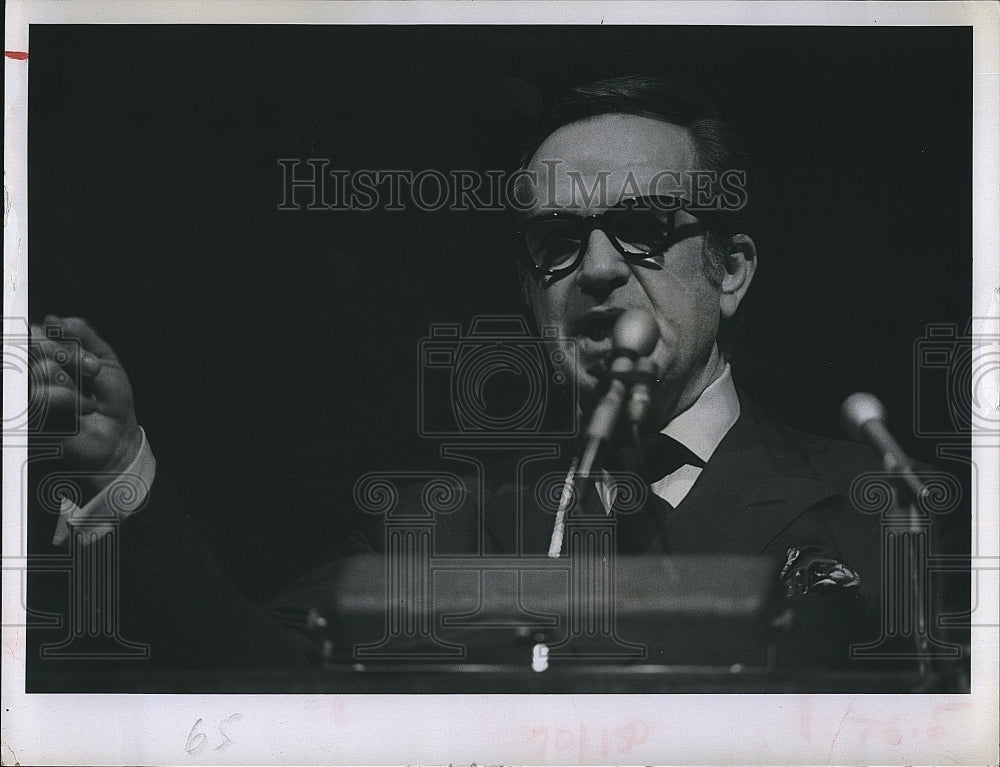 1970 Press Photo Cartoonist Al Capp Gives Speech - Historic Images