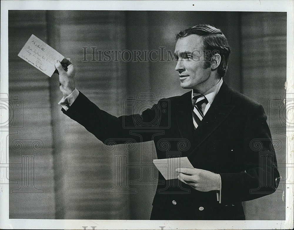 1969 Press Photo Dick Cavett Hosts The &quot;Dick Cavett Show&quot; - Historic Images