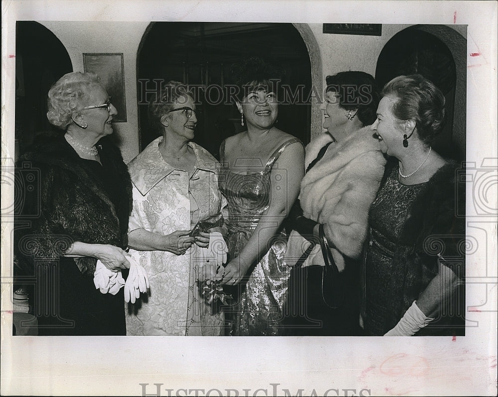 1965 Press Photo Opera star, Elinor Ross ,Mrs Gilbert,Mrs Henderson,Mrs Ensworth - Historic Images