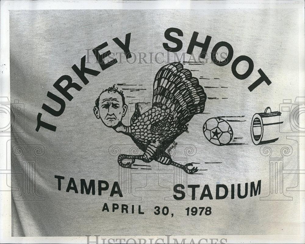 1978 Press Photo close up of  &#39;Turkey Shoot&#39; tee shirt for Cosmos vs. Rowdies - Historic Images