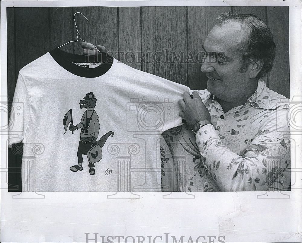 1977 Press Photo Hal Pippin holding University of Florida Gators tee shirt - Historic Images