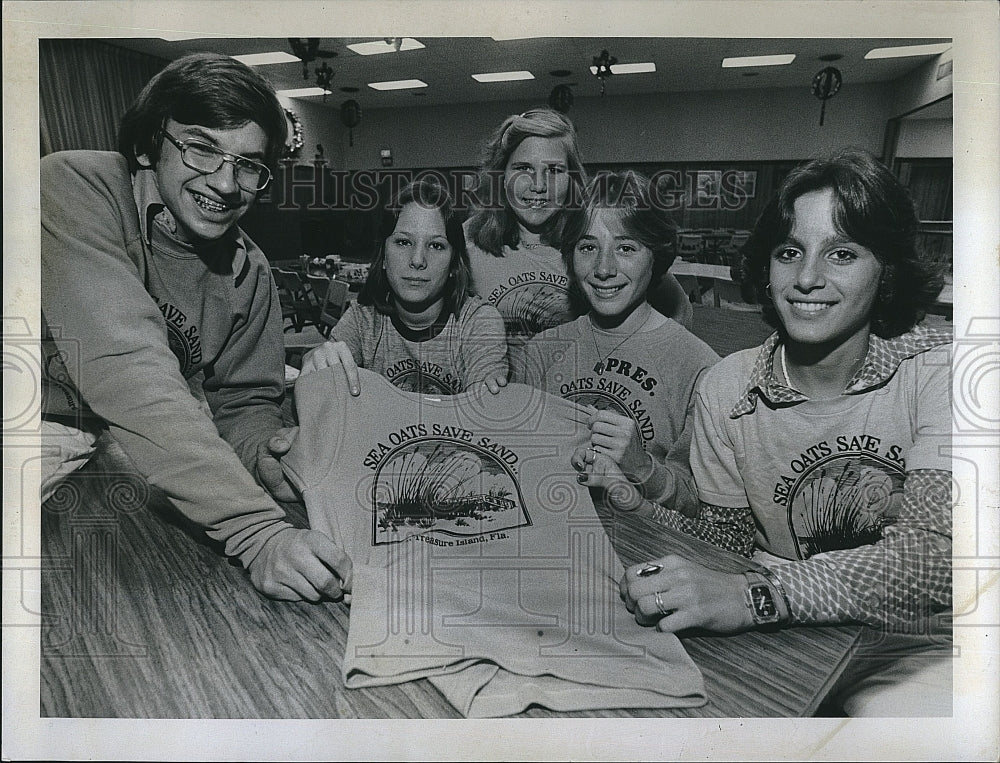 1977 Press Photo Greg Orloff Dawn Fisher Laura McDonald - Historic Images