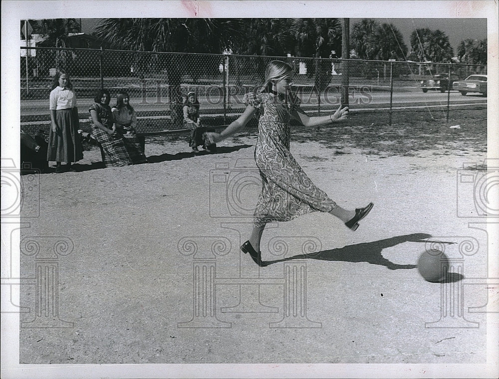 1971 Press Photo Fashion Maxi Dress - Historic Images