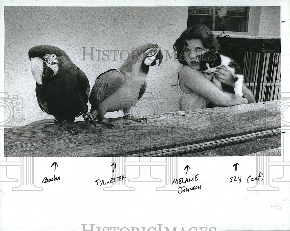 1989 Press Photo Melanie Hohnson and her pet parrotts - Historic Images