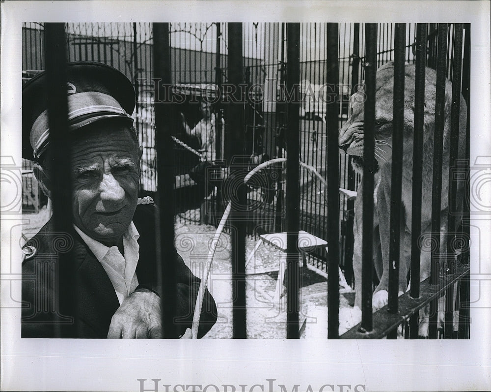 1962 Press Photo Swede Johnson and a lion in a cage - Historic Images