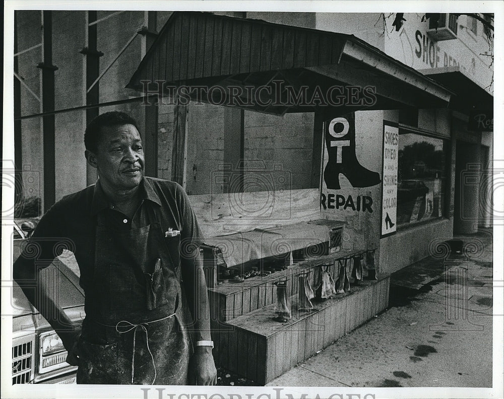 1981 Press Photo Frank James and his shoe shine business - Historic Images