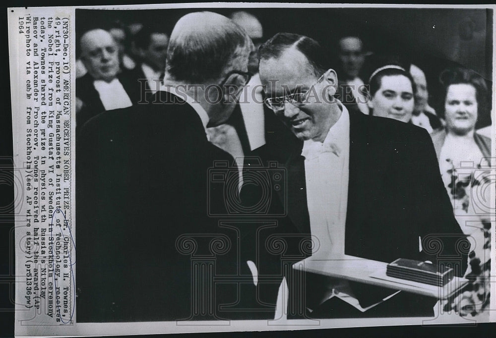 1964 Press Photo Dr Charles H Townes receives Nobel Prize from King Gustaf VI - Historic Images