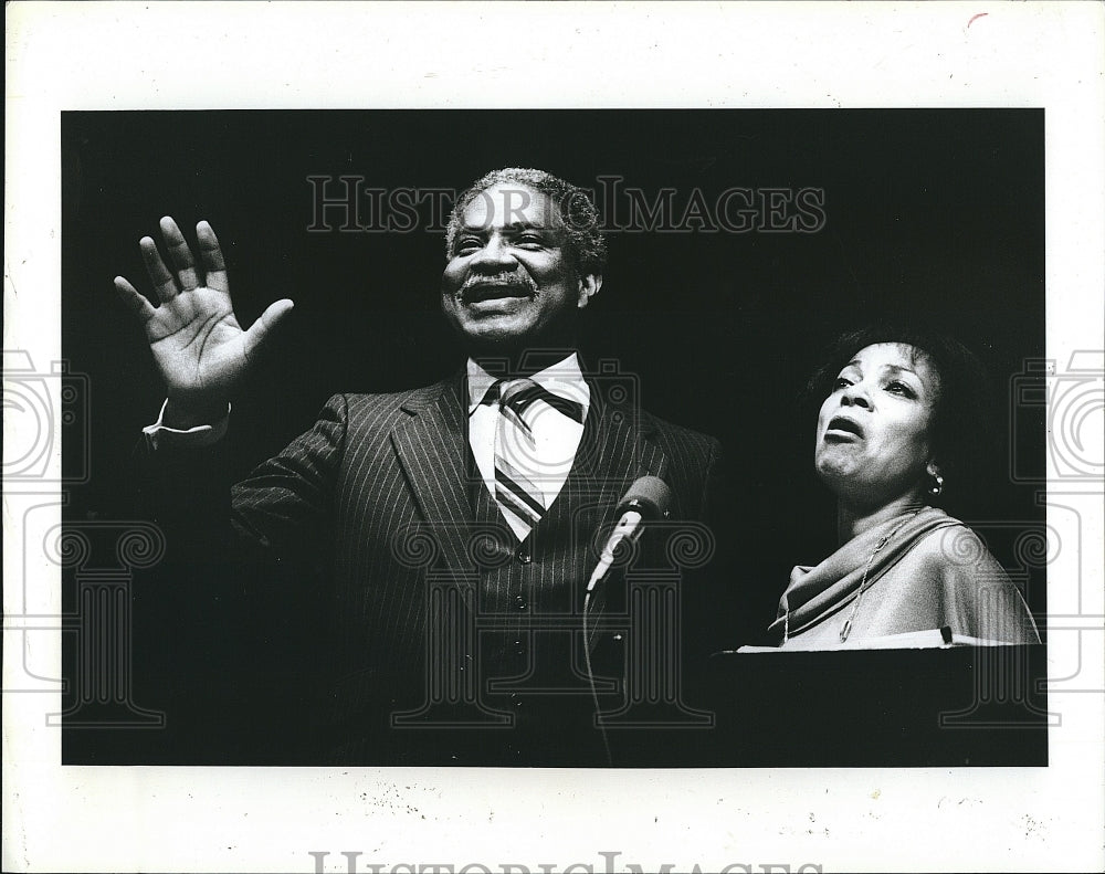 1982 Press Photo Actors Ossie Davis &amp; Ruby Dee for &quot;Inside/Outside&quot; - Historic Images