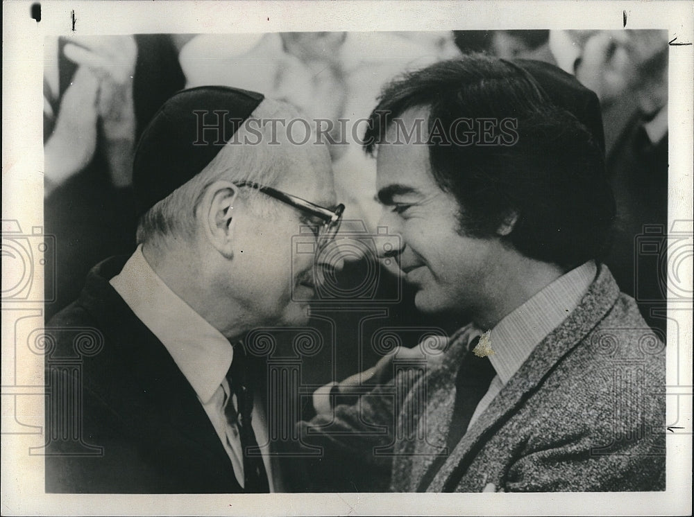 1983 Press Photo Laurence Olivier and Neil Diamond in CBS-TV &quot;The Jazz Singer&quot;. - Historic Images