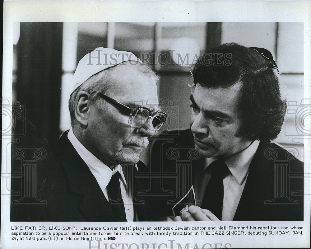 1980 Press Photo Laurence Olivier and Neil Diamond in &quot;The Jazz Singer&quot;. - Historic Images