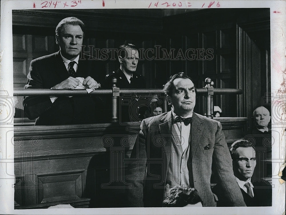 Press Photo Sir Laurence Olivier in a movie scene. - Historic Images