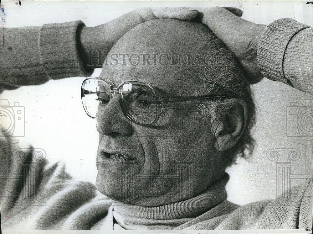 1983 Press Photo Playwright Arthur Miller Interviewed In His Apartment - Historic Images