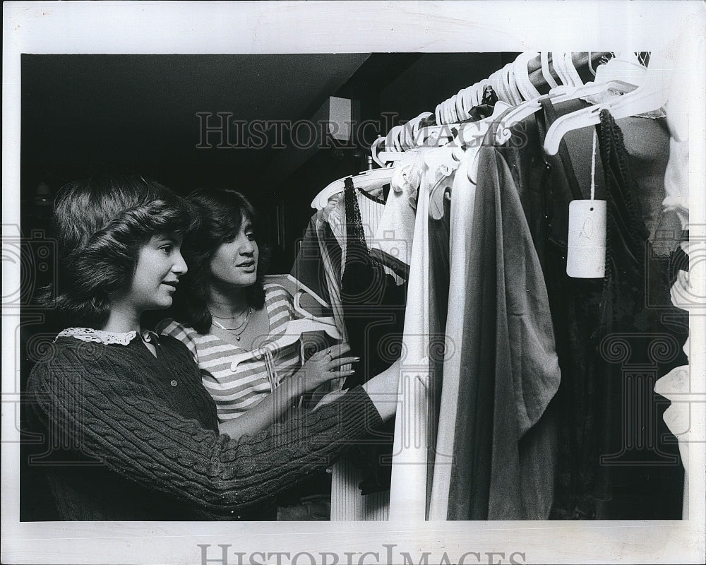 1983 Press Photo Jillian Maratz &amp; Michelle Layton look through rack of clothes - Historic Images