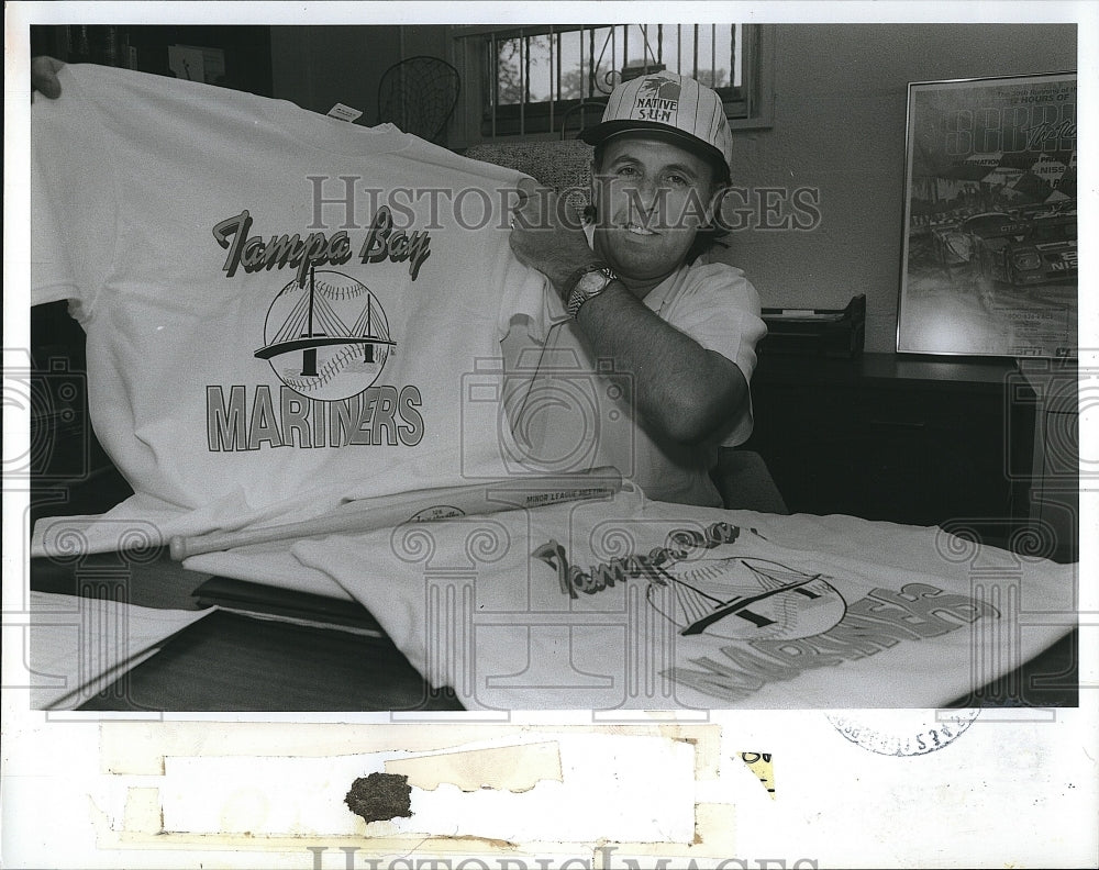 1991 Press Photo George Mitcheson with Native Sun Shirts - Historic Images